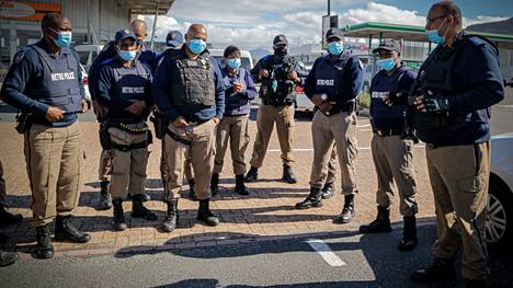Kapkaupungin poliisin jengi- ja huume-erikoisryhmä GDTT partioi kaupungin vaarallisimmilla alueilla.