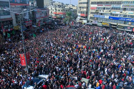 Väkijoukko kantoi Israelin iskussa kuolleiden palestiinalaistaistelijoiden ruumiita Nablusissa tiistaina.