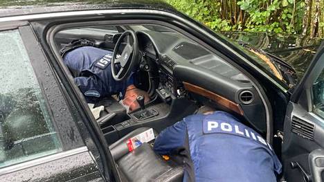 HS Vantaa | Hussein al-Taeen varastettu BMW löytyi päiväkodin pihasta – Autosta paljastui erikoinen valikoima tavaraa, takakontin sisältö jäi vielä kokonaan mysteeriksi