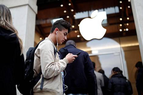 Asiakkaat jonottivat Applen myymälän edustalla, kun uusi iPhone X tuli myyntiin Pariisissa marraskuussa 2017.