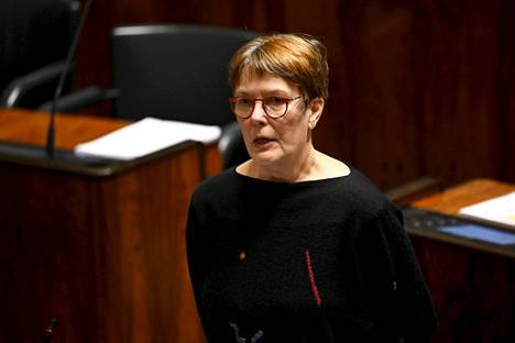 Vihreiden kansanedustaja Satu Hassi eduskunnan täysistunnossa 12. joulukuuta. 