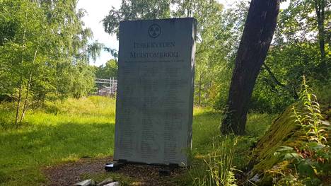 Greenpeace pystytti ”itsekkyyden muistomerkin” Helsingin Linnunlauluun vuonna 2010.