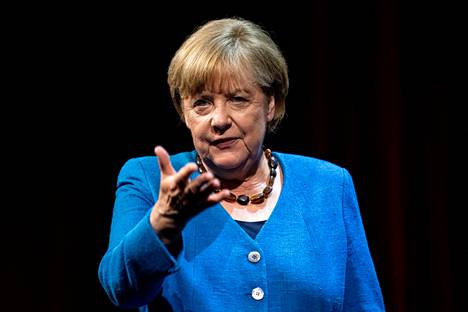 Saksan entinen liittokansleri Angela Merkel esiintyi tiistaina Berliinissä loppuunmyydyssä yleisötilaisuudessa.