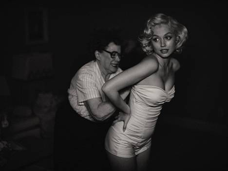 Ana de Armas (oik.) näyttelee Blondessa Marilyn Monroen hahmoa. Elokuvaa on kritisoitu julmaksi ja seksistiseksi.
