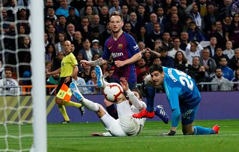 Barcelonan Ivan Rakitic teki ottelun ainoan maalin.