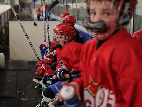 Pietarilaisen SKA:n kiekkokoulussa on noin 500 nuorta. Kuvassa seuran 13-vuotiaita junioripelaajia.