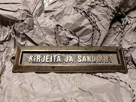 Kirjeitä ja sanomia -postiluukku on mahdollisesti yhtä vanha kuin Kansallisteatterin vuonna 1902 rakennettu kiinteistökin. Se on henkilökunnan sisäänkäynnin ovessa Läntisellä Teatterikujalla.