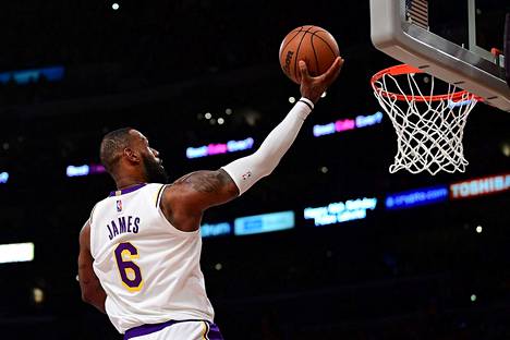 LeBron James viimeisteli joulupäivän ottelussa 39 pistettä, mutta se ei auttanut Lakersia voittoon.