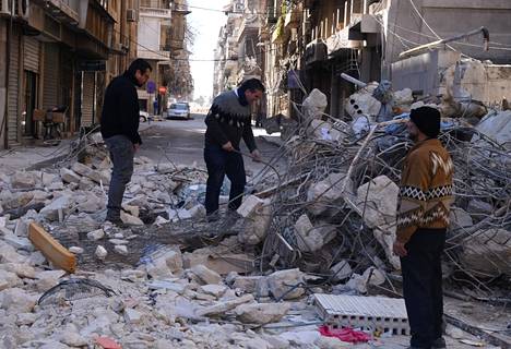 Kotinsa menettäneet ihmiset etsivät tavaroitaan raunioista Syyrian Aleppossa perjantaina.