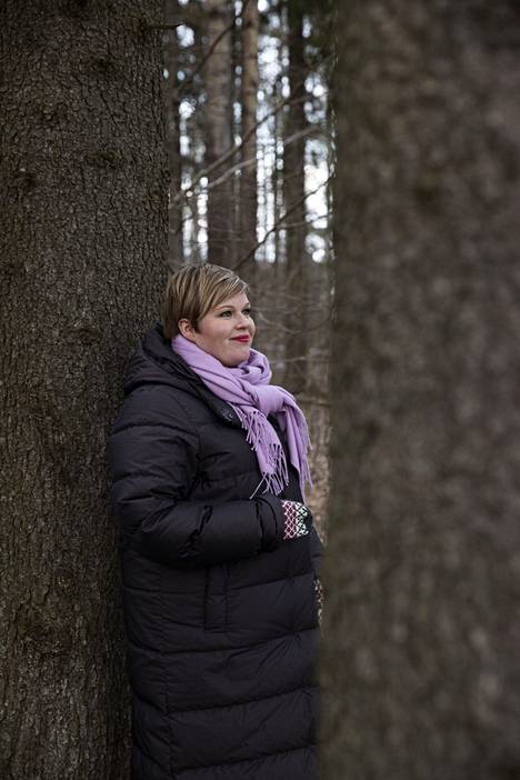 Annika Saarikko Espoon-kotinsa lähellä. Tärkein metsä hänelle on perheen Oripään-kodin lähimetsä. 