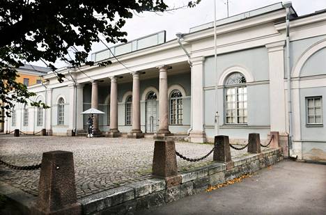 Päävartioston julkisivu kuvattuna vuonna 2012. Rakennuksessa asui 1950-luvulla pääosa Presidentinlinnan henkilökunnasta.