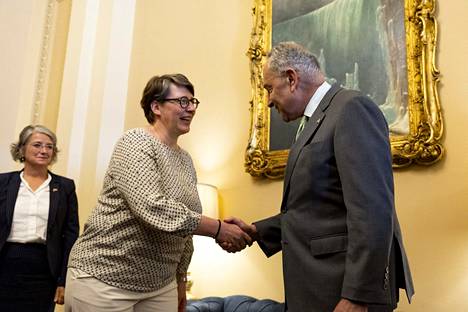 Senaatin enemmistöjohtaja, demokraattipuolueen Chuck Schumer tapasi Ruotsin suurlähettilään Karin Olofsdotterin (vas.) ja Suomen suurlähetystön poliittisen tiimin vetäjän Päivi Nevalan työhuoneessaan Capitolissa keskiviikkona ennen senaatin Nato-äänestystä.