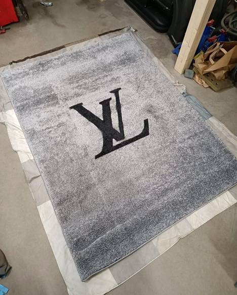 Janni Sellgren leikkasi Louis Vuittonin logosta sapluunan ja maalasi sen spraymaalin avulla mattoon.