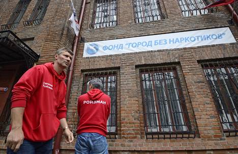 2013 год. Евгений Ройзман на фоне организованного им фонда во время предвыборной кампании, закончившейся его победой. Фото: Антон Буценко / Reuters