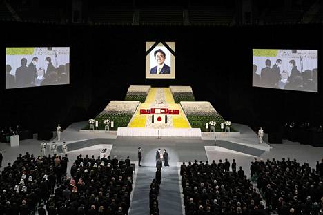 Shinzō Aben hautajaisiin osallistui tuhansia ihmisiä Tokiossa.