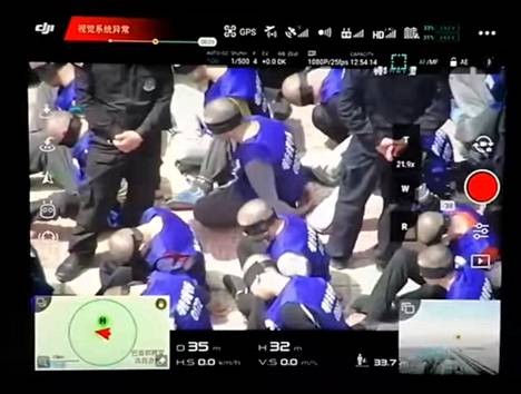 Vuodetulla videolla näkyy sinisiin liiveihin puettuja miehiä, joiden silmät ja kädet on sidottu.