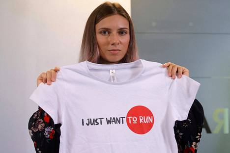 Krystsina Tsimanouskaja poseerasi Haluan vain juosta -tekstillä varustetun t-paidan kanssa lehdistötilaisuudessa Varsovassa 5. elokuuta saavuttuaan Puolaan.