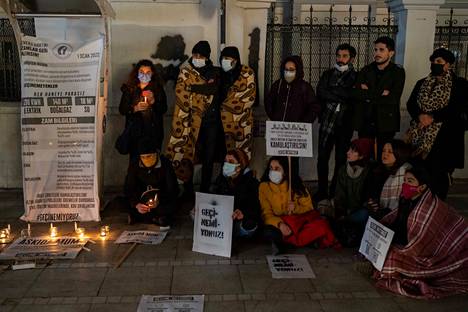 Mielenosoittajat vastustivat sähkön hinnannousua Istanbulissa viime perjantaina. Keskimmäisessä kyltissä lukee ”Emme voi elättää itseämme”.