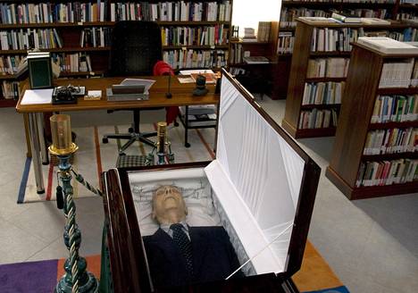 Kirjailija José Saramagon arkku oli esillä ruumiinvalvojaisissa Tíasin kaupungin kirjastossa Lanzarotella kesäkuussa 2010. Sarmango oli asunut saarella 1990-luvun alusta lähtien.
