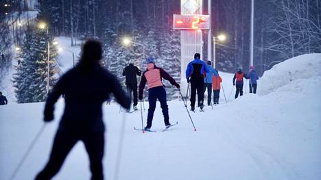 Liikunta | Missä pääkaupunkiseudulla voi jo hiihtää? Paloheinässä hiihtäjiä harmitti metsään ilmestynyt sepeli