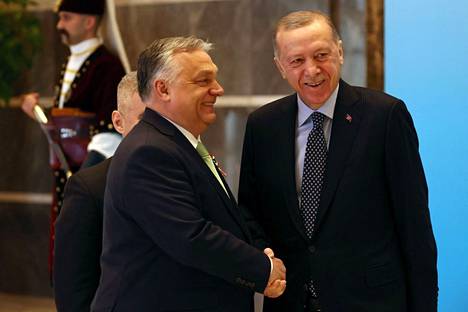 Unkarin pääministeri Viktor Orbán ja Turkin presidentti Recep Tayyip Erdoğan tapasivat Turkkilaissukuisten kansojen yhteistön kokouksessa Ankarassa torstaina. 