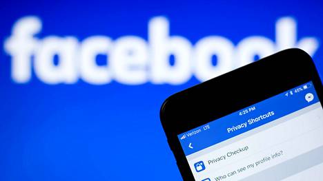 Facebook on heikentämässä vaivihkaa tieto­suojaa suurimmalta osalta käyttäjistään