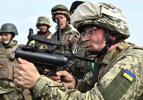 Ukrainalaissotilas valmistautui ampumaan kranaattipistoolilla sotaharjoituksessa Donetskin alueella pitkäperjantaina.