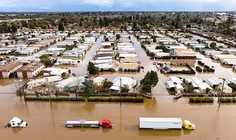 Luonnonkatastrofit, äärimmäiset sääilmiöt ja epäonnistuminen ilmastokriisin torjumisessa ovat WEF:n raportin mukaan lähitulevaisuuden isoja riskejä. Mercedin kaupungissa tulvi myrskyn seurauksena tiistaina Yhdysvaltain Kaliforniassa.
