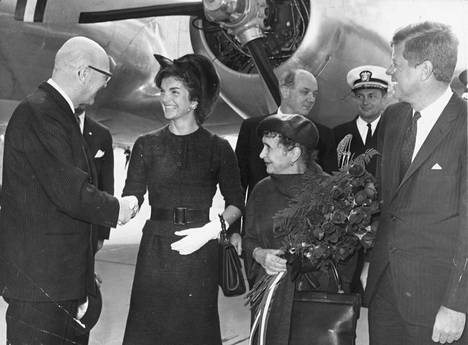 Presidentti Urho Kekkonen kätteli Jackie Kennedyä valtiovierailulla Washingtonissa Yhdysvalloissa lokakuussa 1961. Mukana kuvassa myös Sylvi Kekkonen ja presidentti John F. Kennedy.