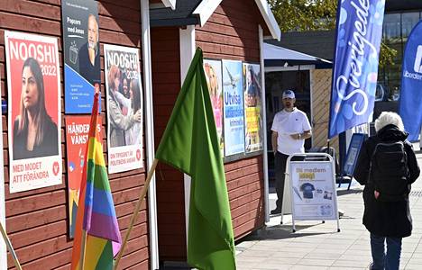 Eri puolueiden vaalimainoksia ja vaalimökkejä vaalitorilla Uppsalassa 5. syyskuuta 2022.