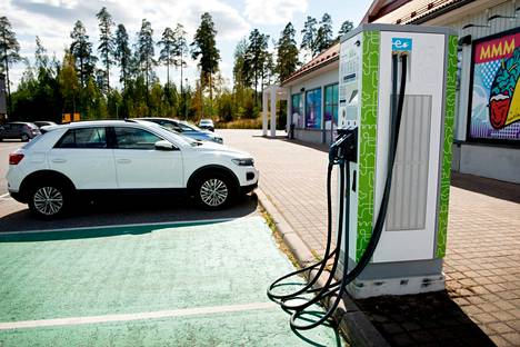 Sähköauton latauspiste ABC-asemalla Espoossa heinäkuussa.