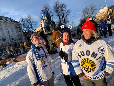 “Jukka Jalonen!  Jukka Jalonen! ”  the cries are refreshing.  Vinski (left), Hanna and Mika Vornanen rejoice in puck gold.
