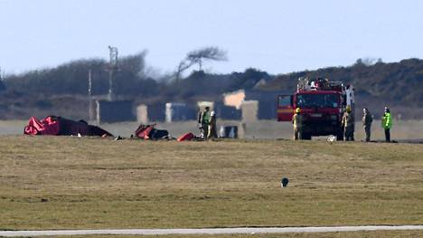 Suomessakin vierailleen taitolentoryhmä Red Arrowsin Hawk putosi Walesissa – pilotti pelastui, mutta kyydissä ollut insinööri kuoli
