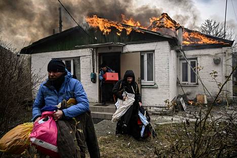 People carried goods from a house on fire in Irpin on March 4th.