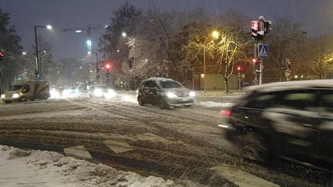 Perjantaina tiedossa lisää lunta ja loskaa pääkaupunkiseudulle – ”Ajoradoista tulee yllättävän nopeasti liukkaita”