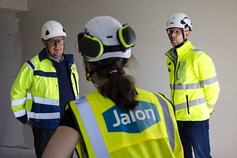 Jalonin hallituksen puheenjohtaja Heikki Toivakka (vas.) tuli veljensä Jukan kanssa Jalonin (silloinen JL-rakentajat) pääomistajaksi vuonna 2012. Toivakoiden tausta on isoisän Mikkelissä perustamassa, muun muassa Citymarketia pyörittäneessä kauppayhtiössä. Vieressä Janne En.