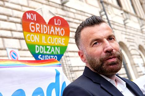 Alessandro Zan heinäkuisessa mielenosoituksessa, jossa kannatettiin homofobiaa vastustavaa lakiehdotusta.