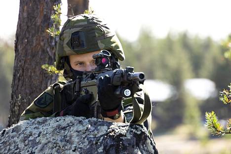Ruotsalainen sotilas harjoituksessa Lapissa. 