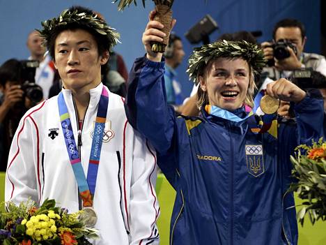 Ukrainan Iryna Merleni juhlii painin olympiakultaa Ateenassa 2004. Vieressä hopealle sijoittunut Japanin Chiharu Icho.