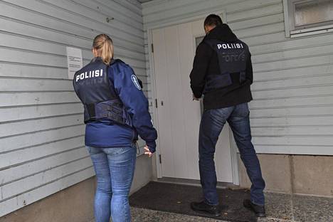 Poliisi tutki Särkiniemessä sijaitsevan opiskelija-asuntolan Kuopiossa keskiviikkona 2.lokakuuta. Murhasta epäilty asui Särkiniemen asuntolassa.