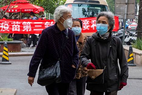Eläkeläiset ohittivat rokotusaseman Pekingissä tällä viikolla.