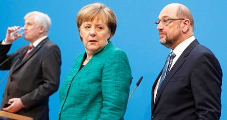 Kristillissosialistien (CSU) puheenjohtaja Horst Seehofer (vas), Saksan liittokansleri Angela Merkel ja SPD:n puheenjohtaja Martin Schulz neuvotteluiden jälkeen.