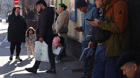 Tadžikistanilaisia jonottamassa ja hoitamassa paperiasioitaan kotimaansa pääkonsulaatin edustalla Moskovan keskustassa keskiviikkona.