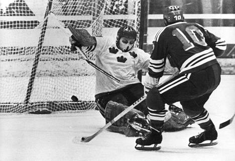 Matti Keinonen ja Ruotsin maalivahti ”Honken” Holmqvist Sapporon talviolympialaisten ottelussa 1972.