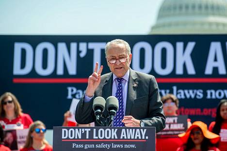Senaatin enemmistöjohtaja Chuck Schumer puhui aselakien kiristämisen puolesta järjestetyssä mielenosoituksessa Washington D.C:ssä 8. kesäkuuta.