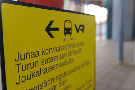 Turun junaliikenteen poikkeusjärjestelyt ovat hämänneet Helsingistä saapuvia matkustajia. Turun-junat pysähtyvät tällä hetkellä vain Kupittaalle. –VR:n verkkokaupasta voi kuitenkin vahingossa ostaa lipun myös Turkuun. Siinä tapauksessa matka Helsingistä kiertää Tampereen-radan kautta.