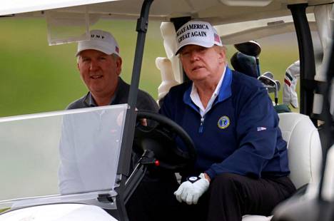 Donald Trump (oik.) kuvattuna golfkentällään Virginian osavaltiossa vuonna 2020.