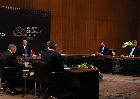 Ukrainan ja Venäjän ulkoministerit Dmytro Kuleba ja Sergei Lavrov tapasivat Turkin Antalyassa torstaina 10. maaliskuuta. Oikealla Kuleba, vasemmalla Lavrov. Keskellä Turkin ulkoministeri Mevlüt Çavuşoğlu.
