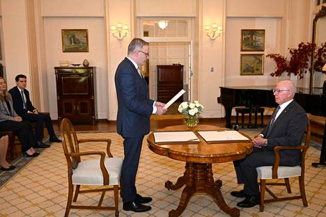 Australian tuore pääministeri Anthony Albanese (vasemmalla) vannoi valansa maan kenraalikuvernööri David Hurleyn edessä maanantaina.