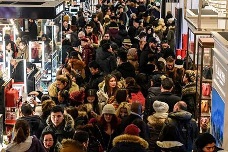 Ihmiset tungeksivat Macy’s-tavaratalossa New Yorkissa Black Friday -päivän alennusten aikaan marraskuussa 2018.